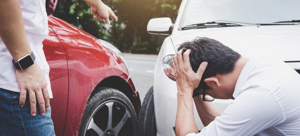 積載車とは、自動車の運搬を目的としたトラックです。  「車両運搬車」「車両専用車」「キャリアカー」とも呼ばれます。  車両をまるごと載せて搬送しますので、走行中にパーツが外れるといったことはありませんので、走行スピードを低速に抑える必要はありません。 しかし、積み下ろしの際は縦列に止める必要がありますので、ある程度のスペースがないと作業が出来ません。 交通量が多い場所など作業スペースの確保が困難な場合があります。